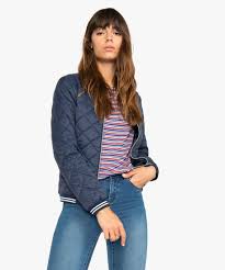 Face externe en nylon, garnissage ouatine de polyester, doublure polyester, 2 poches avec rabat, 1 poche zippée. Veste Femme Matelassee Forme Teddy Avec Details Pailletes Gemo
