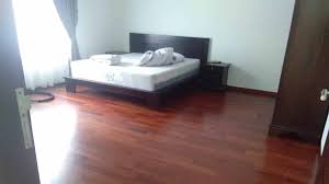 Lantai dari material ini dapat menghadirkan kehangatan dan sentuhan kenyamanan. Inspirasi Desain Kamar Tidur Dengan Lantai Kayu Jakarta Parquet