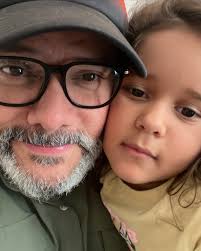 Si no te tomas una foto luego de que tu hija te dice “papá hagamos cachete  con cachete y tomemos una foto”… no entrarás al reino de los cielos…  sígueme para más
