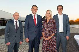 I bandets oprindelige konstellation bestod gruppen af lars h.u.g., johnny voss, jens valo og anders brill. Unternehmen