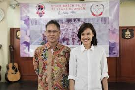 Renong sırayla uem group'u kontrol ediyor ve her iki şirket de malezya ekonomisi ve siyasetinde yüksek profilli kuruluşlardı. Speech Kyser