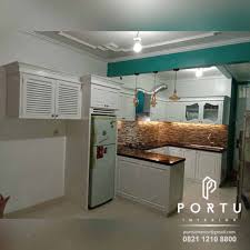 Contoh desain kitchenset dengan mini bar. Dapur Cantik Dengan Kitchen Set Klasik Putih Dan Minibar Portu Interior