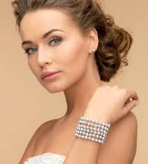 Il risultato è davvero interessante. Quali Sono I Gioielli Per Una Sposa Elegante I Preziosi All Insegna Di Eleganza E Sobrieta Guidasposi It