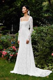 One gets the impression that nothing is changing in bridal with sneakers, everything is simple, but with a dress, it's much more complicated. 20 Stunning Wedding Dresses From The 2019 Collections