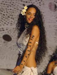 Le Monoi De Tahiti 5 Secrets De Beaute Des Polynesiennes Soin Des Cheveux Et Du Corps Le Boudoir Des Brunettes Cheveux Soin Cheveux Serum Cheveux