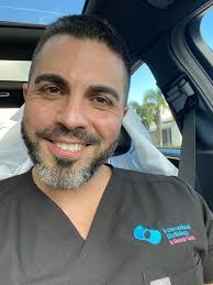 Mientras arrestan a grandes figuras públicas de la política del país… los  demás nos levantamos temprano para trabajar honradamente y aportar  positivamente a este país y al mundo!!! Los buenos somos y