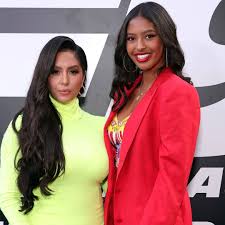Vanessa bryant, wife of late nba champ kobe bryant, surprised his sister sharia with a new tesla electric car this week. Vanessa Bryant Drops Daughter Natalia Off At Usc In Sweet Family Photo Fampharmapro
