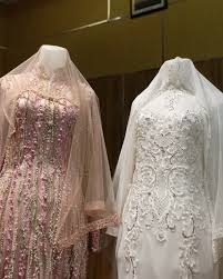 Kebutuhan akan baju pengantin bisa dikatakan sebagai faktor pendukung kesuksesan suatu pesta pernikahan dengan baik dan sempurna. Laksmi Wedding Sewa Busana Pengantin Muslimah Bertema Rustic Wulan Kenanga