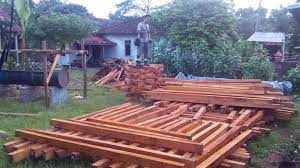 Rumah berbahan kayu juga tergolong tidak murah sebab bahan kayu yang mulai langka dan tinggi harganya di pasaran. Biaya Pembuatan Rumah Kayu Model Rumah Minimalis 2020