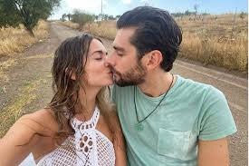 .alvaro soler, conchita, david bisbal, david otero, david summers, dvicio, efecto mariposa, ele, india martínez, josé mercé, josemi carmona, manuel carrasco, melendi, pedro guerra, pitingo, rozalén, sofia ellar, andrés suárez, alex ubago, blas cantó, pastora soler, vanesa martín. Asi Han Anunciado Alvaro Soler Y Sofia Ellar Que Se Casan Magazinespain Com