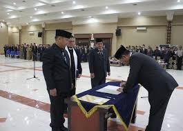 Mengucapkan mohon maaf apabila ada kekurangan. Ernes Silvanus Dilantik Sebagai Sekda Defenitif Kabupaten Malinau Metro Kaltara