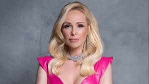 Köllő babett legújabb fotóján egy szál törölközőben pózol a tükör előtt. Rjbbyymac6m2zm