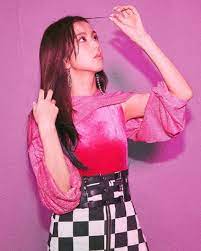 Sie ist mitglied der südkoreanischen girlgroup blackpink, die 2016 von yg entertainment gegründet wurde. ð˜'ð˜ð˜šð˜–ð˜– ð˜Šð˜ð˜ˆð˜™ð˜›ð˜š On Twitter Jisoo Was Chosen By Elle Korea As One Of The Best Idols Wearing Neon Colored Clothes She Represents The Bold Color Hot Pink Https T Co Xmky1nat5q Jisoo S Instagram