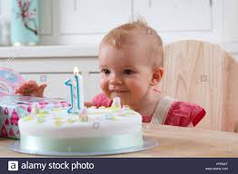 Der erste geburtstag deines babys und noch ein tipp: Baby Madchen Am Tisch Sitzend Bei 1 Geburtstag Kuchen Suchen Stockfotografie Alamy