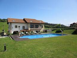 Las casas rurales en cantabria pensadas para grupos de 4 a 8 personas y familias con niños y mascotas encontrarán en los alojamientos con piscina la guinda a estas casas rurales con encanto aquí respetan la arquitectura popular de cantabria, con su tradicional uso de la piedra y madera. Casas Rurales En Cantabria Para Disfrutar Lo Mejor Del Norte