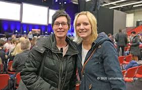 Doch wer denkt, die lebendig gewordene starkstrombatterie auf zwei beinen habe bei den umbauarbeiten seinen unvergleichlichen humor. Schmitzeljagd Ralf Schmitz Bringt Osthessen Zum Lachen Fotos