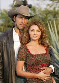 Pin By Azul Ocampo On Destilando Amor Angelica Rivera Couple Photos Couples