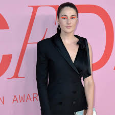 Confirmed on the tonight show with jimmy fallon, actress shailene woodley and reigning nfl mvp rodgers are set to tie here's how their brief courtship led to future wedding bells: Shailene Woodley And Aaron Rodgers Cuddle Time People Martinsvillebulletin Com