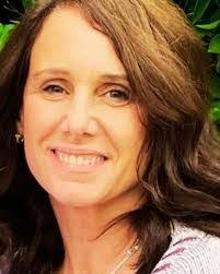 Beth Lyons's Instagram, Twitter & Facebook