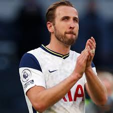È soprannominato l'arciere dalla tifoseria viola per la sua abitudine di esultare mimando il gesto dell'arciere. Tottenham Hat Offenbar Fiorentinas Dusan Vlahovic Als Kane Ersatz Im Visier Stern De