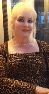 Eja ! Asht' ora e dashnise.. Mos e venit ne duart e vetmise ! Lere  njerezine ne zhurmen e saj. Gjumi arratine le te marre. Ndize epshin vetem  per mua. Mos njom