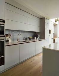 Ini adalah kitchen set minimalis, bentuknya seperti garis lurus merapat pada salah satu dinding dapur. 9 Ide Dapur Minimalis Dapur Dapur Minimalis Desain Interior