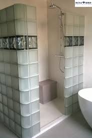 Douche A L Italienne En Beton Cire Et Briques De Verre Cloison Douche Idee Salle De Bain Douche Italienne