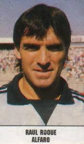 10 Roque Alfaro Reemplazar a Merlini era tarea difícil, pero Alfaro la  cumplió con creces. Dueño de un currículo admirable. Con buen fútbol,  entrega y memorables golazos de media cancha, se ganó