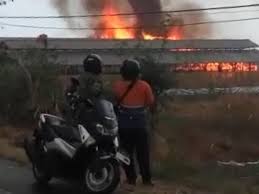 Sebuah jembatan kereta api (ka) di desa tonjong, brebes, jateng putus tergerus banjir, senin (11/1) malam. Kandang Ayam Rp 1 2 Miliar Di Brebes Ludes Terbakar