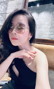 Ver dáng vuông,lens trong veo phủ gương màu rose siu đẹp.Logo nổi bật đầy  quyền lực. ☘️ Lens 57/19/145mm ☘️ Made In Italy New boxxx sjppp 🌊🌊  ———————————— 0966444414 𝙉𝙜𝙪𝙮𝙚𝙣 𝙏𝙝𝙪𝙮 𝙆𝙞𝙚𝙪