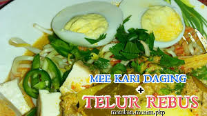 Masukkan rempah kari daging dan ikan bersama 4 sudu makan air dan kecilkan api supaya rempah tak hangit.kacau hingga terbit minyak.barulah masukkan segelas air dan biarkan mendidih. Mee Kari Daging Telur Rebus Juadah Berbuka Puasa Masakan Musim Pkp Youtube