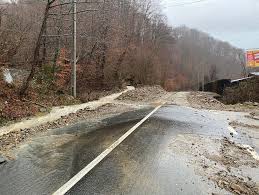 Opt persoane au ajuns la spital, dintre care trei copii. InundaÅ£ii Pe Valea Oltului CirculaÅ£ia RutierÄƒ Si A Trenurilor Este BlocatÄƒ In ZonÄƒ DouÄƒ Rauri DepÄƒsesc Cota De Pericol 5 Trenuri Sunt Afectate Foto Video