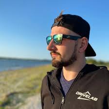 Märgatud Vabanki liftis kenat neiut nimega Sandra. Pärast kohtusime uuesti  Vabanki ees, pidid atti minema ja mina shooti. +olid sünnipäevalistega.  Vägev oleks sinuga uuesti kohtuda ning kohvile minna. Kontakti saab  adminilt kui