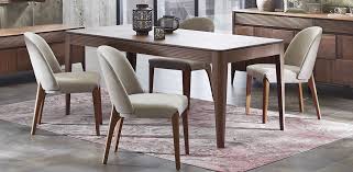 Ruang makan yang tidak terlalu besar, terutama dalam konsep lantai terbuka, memungkinkan menyatunya area dapur, ruang makan, dan bahkan ruang keluarga. Model Meja Makan Minimalis 4 Kursi Andijatifurniture Andijatifurniture