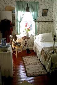 To this day, these trunks look great at the foot of beds, and they just make good storage sense. 13 Best Vintage Bedroom Decor Ideas And Designs