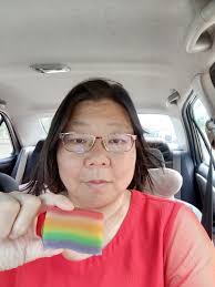 今天突然想吃kuih, 五顏六色的九層糕是我童年的回憶。九層糕就是要一片一片的吃。還有我愛吃的seri muka 和