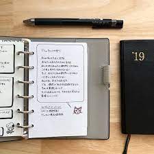 相変わらず 気になった言葉はメモするようにしています 方眼がやっぱり書きやすいなぁ 近くの文房具屋さんで買った方眼リフィルは紙の厚みがあるので もっと薄いほうが使いやすいかなと思ってますが リフィルのおススメってありますか 手帳 手帳の中身