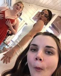 Just a lineup of me and some badass babes ❤️⚡️ (Maaaaan I need more pics  with friends and fam 😭)