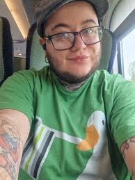 Hi y'all! I'm a 30 yr old single Flight Attendant based in Philly 📍 travel  all over the globe so lmk what city your in 😊✈️🌍 Insta: dontouchmyhairigan