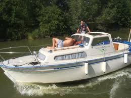 Models with more power can hold motors up to a whopping 1,600 horsepower, while smaller, more efficient utility models may have as modest as 115 horsepower. Albin 25 Buy Used Powerboat Motor Cabin Boat Buy And Sale