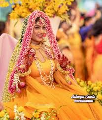 Real Flower Jewellery For Haldi Mehndi In 2020 Flower Jewellery For Haldi Flower Jewellery Weddings Decorations Elegant Romantic