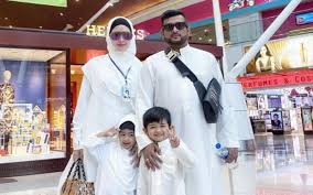 Replying to fat_imahkaizoku, eina said. Eina Azman Bawa Satu Keluarga Pembantu Rumah Tunai Umrah
