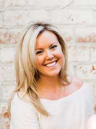 Julie Oates's Instagram, Twitter & Facebook