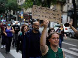 Aprire subito a vaccinati come la francia. Nivumx5t03jcpm