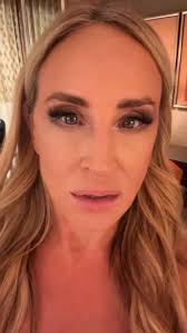 I said goodnight from the upper level in #Vegas. Wow! What a time had for  all. , #fishroom #basement #countessluann , Do you like a lot of pillows? I  do! 🙋‍♀️