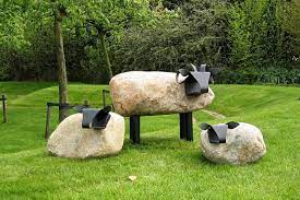 Bij de koffie of thee is er een lekker leersums schaapje. Schapen Uit Steen En Metaal Metal Tree Wall Art Scrap Metal Art Metal Art Welded