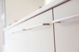 Kuchenplanung Kuchengriffe Edelstahlgriffe Kuche Planen Weisse Kuche Weiss Edelstahl Details Moder Weisse Kuche Moderne Weisse Kuchen Kuche Kaufen