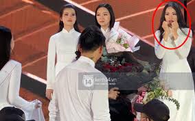Doãn hải my sinh năm 2001, vào top 10 chung cuộc. Biá»ƒu Cáº£m Æ¡ May Zing Cá»§a Gai Ä'áº¹p Khi Chá»©ng Kiáº¿n Ä'oan VÄƒn Háº­u Len Tháº³ng San Kháº¥u Táº·ng Hoa Cho Doan Háº£i My
