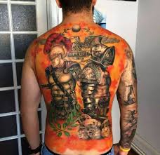 Omuz ve köprücük kemiğine yapılan isim dövmeleri çok güzel görünüyor fakat diğer etli bölgelere nazaran kemiğe daha yakın bölgeler olduğundan bir miktar daha fazla acı hissettirebilir. Mens Tattoo Tattoozza Tattoo Advice Tattoos Tattoo Models