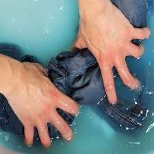 10 Astuces Pour Nettoyer Les Taches Sur Un Jean La Belle Adresse